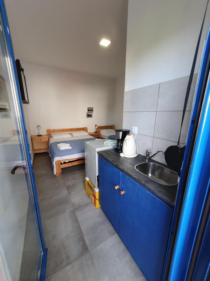Babis & Popi Rooms And Studios Frangocastelo Exterior photo