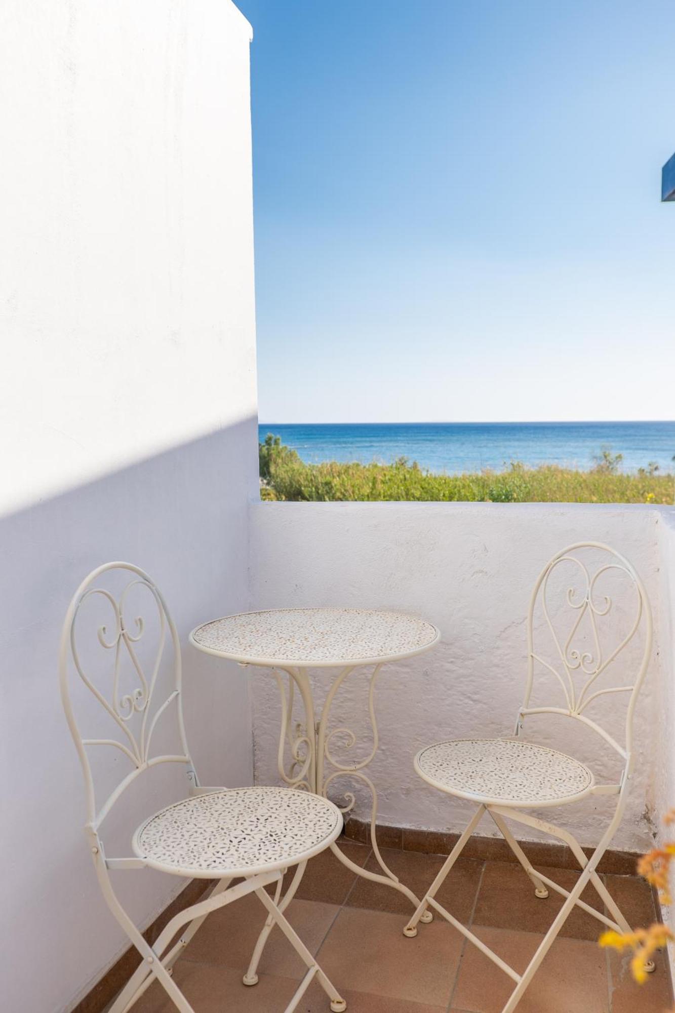 Babis & Popi Rooms And Studios Frangocastelo Exterior photo